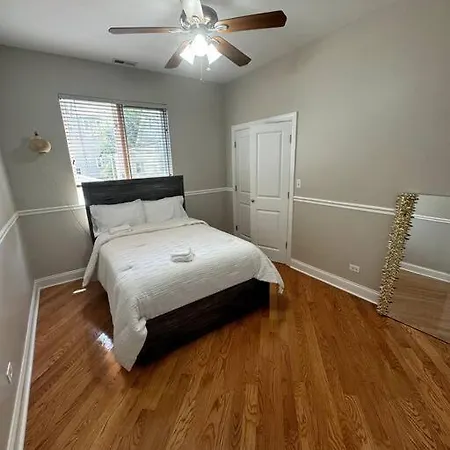 Apartment 5 Bed 4 Bathroom In 10min Drive From Downtown Chicago
