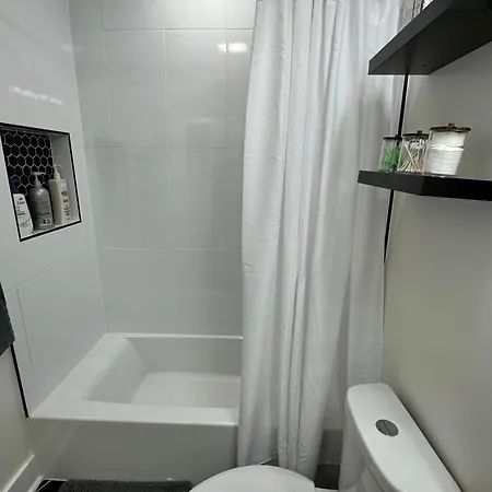 Chic Euro Getaway- Close To Downtown Apartment