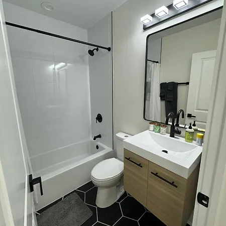 Chic Euro Getaway- Close To Downtown Apartment *