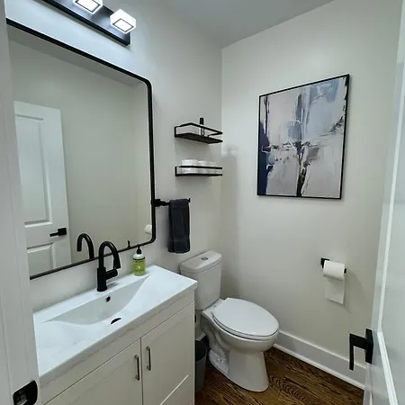 Chic Euro Getaway- Close To Downtown Chicago