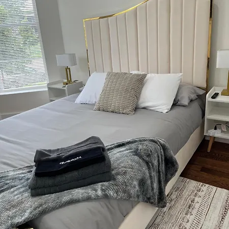 Chic Euro Getaway- Close To Downtown Apartment