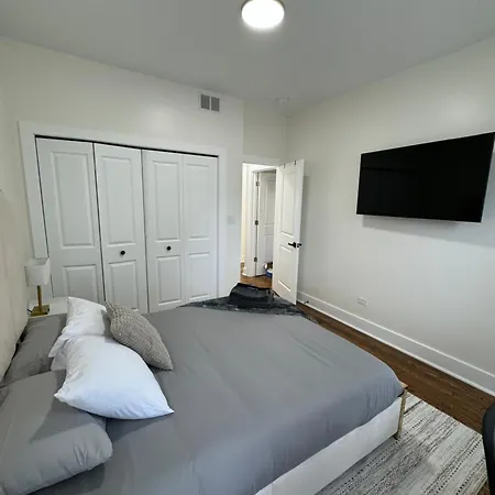 Chic Euro Getaway- Close To Downtown Apartment