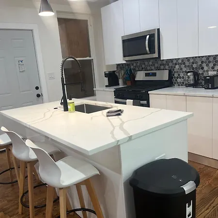Chic Euro Getaway- Close To Downtown Apartment *
