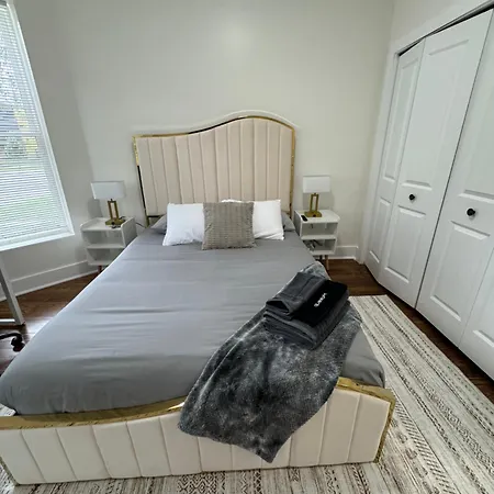 Chic Euro Getaway- Close To Downtown Apartment *
