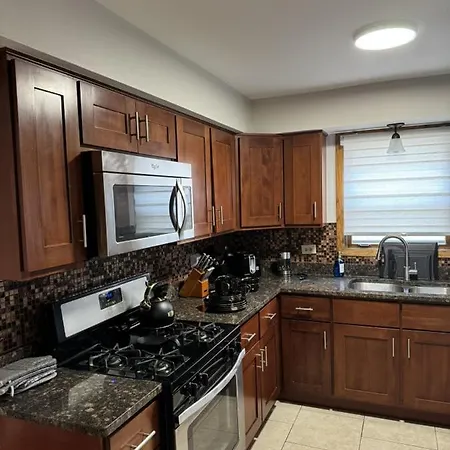 3Br Modern Apt • Gym • Workspace • Quiet Location Apartment *
