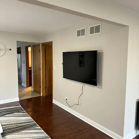 3Br Modern Apt • Gym • Workspace • Quiet Location Apartment Chicago