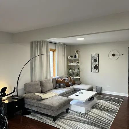 3Br Modern Apt • Gym • Workspace • Quiet Location * Chicago