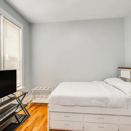 Apartment Central With Grill 3 Mi To Dtwn!