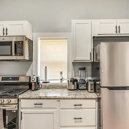 Apartment Central With Grill 3 Mi To Dtwn! *