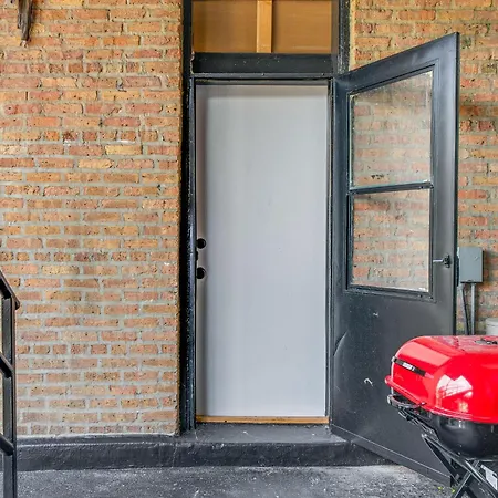 Apartment Central With Grill 3 Mi To Dtwn!