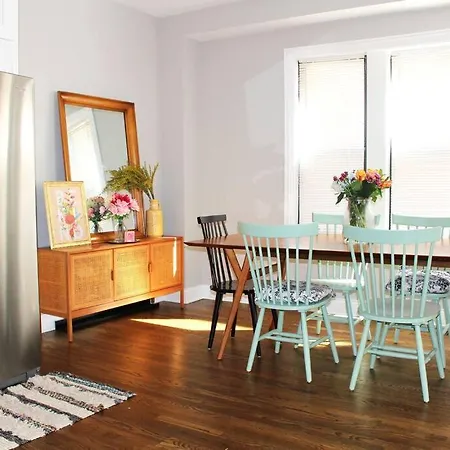Boutique Garden House 3-story Sleeps 12 Holiday home Chicago