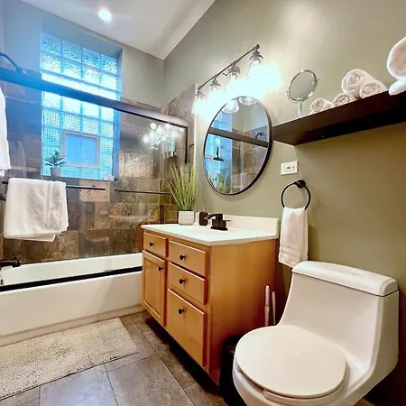 The Banksy-free Parking -4 Bedroom W King Bed- Firepit Rooftop Near United Center Apartment *