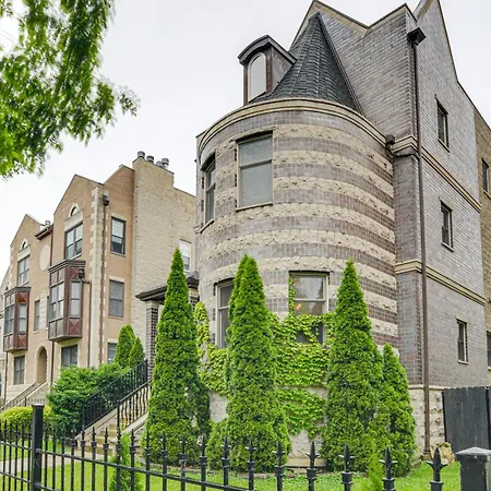 Walk To Michigan: W/ Yard Apartment *
