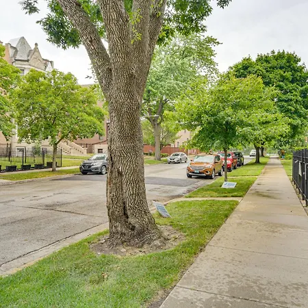 Walk To Michigan: W/ Yard Apartment