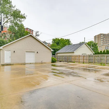 Walk To Michigan: W/ Yard Apartment
