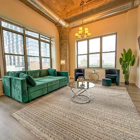 Spacious 3br Corner With Optional Parking And Gym Access Near Mccormick Place, Grant Park And Soldier Field * Chicago