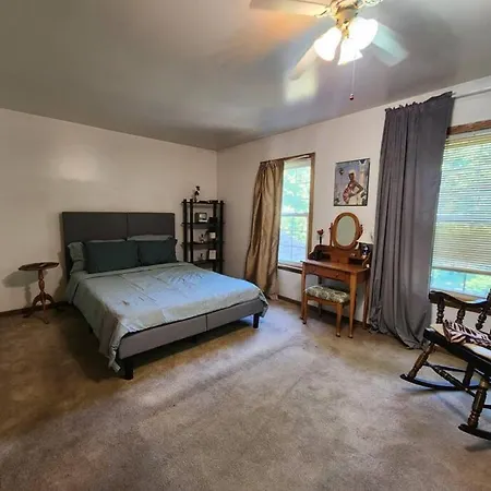 Retro 2 Bedroom 6 Mins To United Center With Parking Apartment *