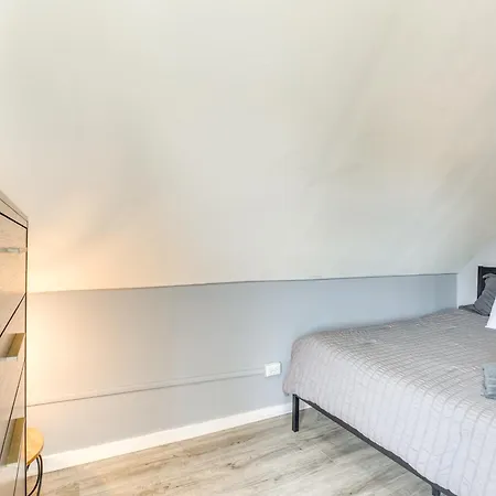 Apartment Spacious Roscoe Village Apt With Home Office!