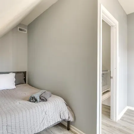 Spacious Roscoe Village Apt With Home Office! Apartment *