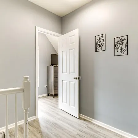 Spacious Roscoe Village Apt With Home Office! Chicago