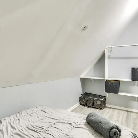 Spacious Roscoe Village Apt With Home Office! Apartment Chicago