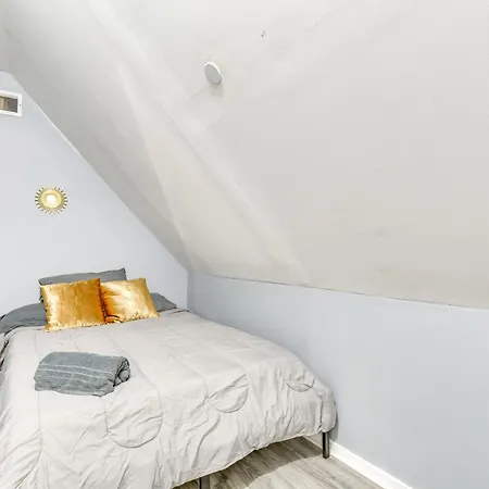 Apartment Spacious Roscoe Village Apt With Home Office!