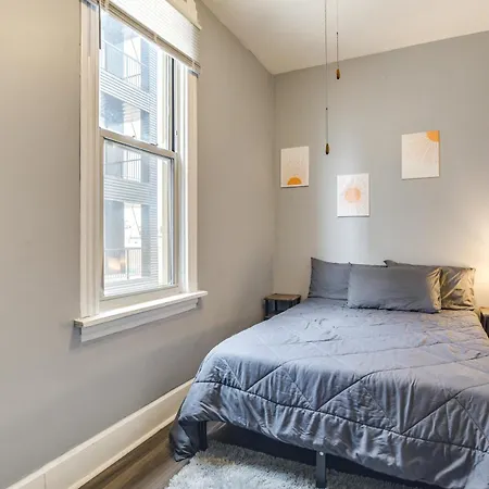 Spacious Roscoe Village Apt With Home Office! Chicago