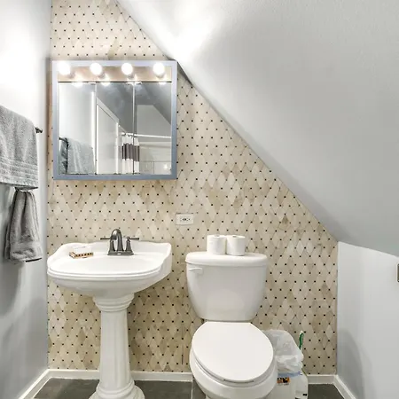 Spacious Roscoe Village Apt With Home Office!