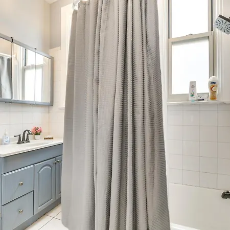 Spacious Roscoe Village Apt With Home Office! Apartment