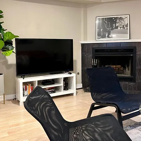 Designer Themed 4 Bedroom In Location With Patio And Fireplace *