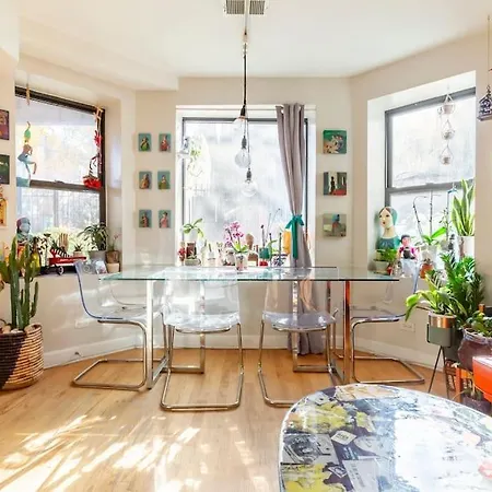 Sunny Character-filled In Trendy Ukrainian Village Apartment Chicago