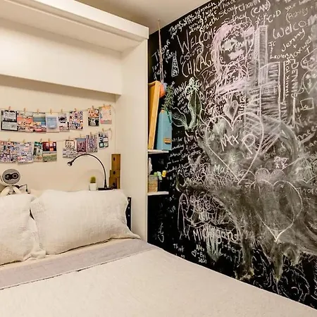 Sunny Character-filled In Trendy Ukrainian Village Apartment Chicago