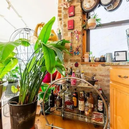 Sunny Character-filled In Trendy Ukrainian Village Chicago