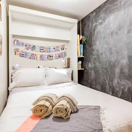 Sunny Character-filled In Trendy Ukrainian Village Apartment Chicago