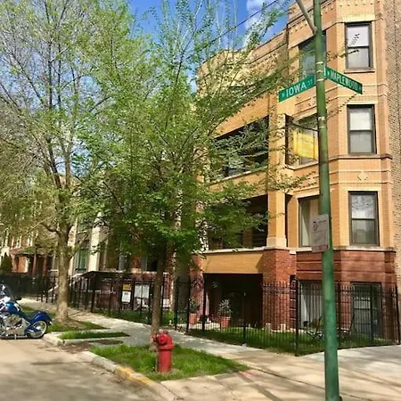 Apartment Sunny Character-filled In Trendy Ukrainian Village Chicago