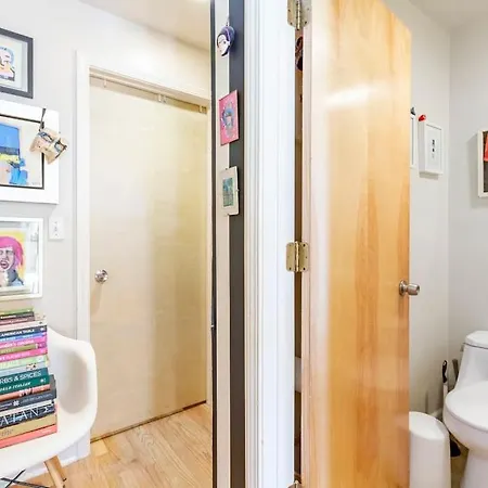 Apartment Sunny Character-filled In Trendy Ukrainian Village