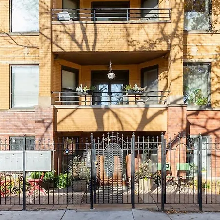 Sunny Character-filled In Trendy Ukrainian Village Apartment Chicago