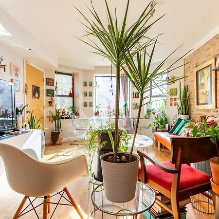 Apartment Sunny Character-filled In Trendy Ukrainian Village Chicago