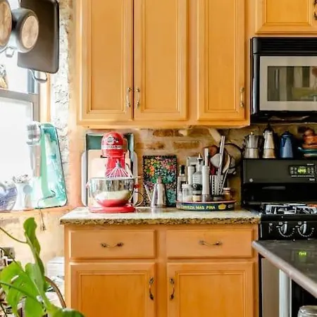 Apartment Sunny Character-filled In Trendy Ukrainian Village