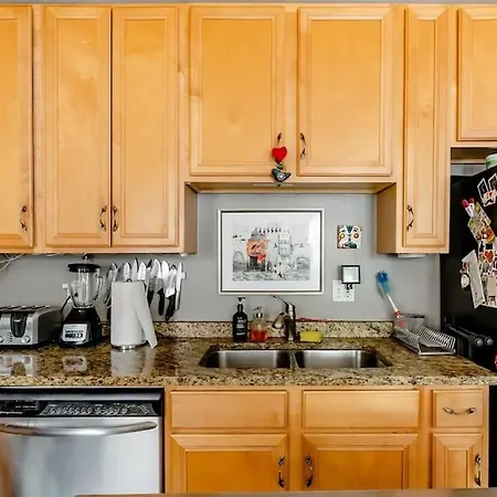 Apartment Sunny Character-filled In Trendy Ukrainian Village *