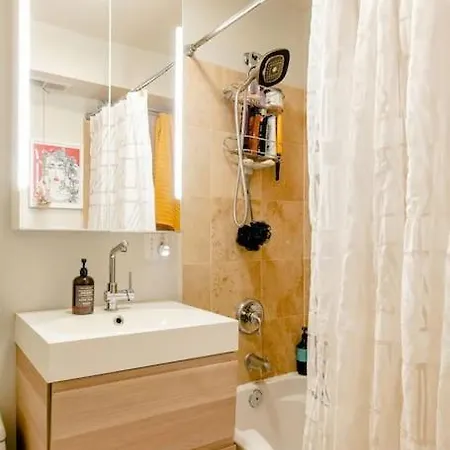 Apartment Sunny Character-filled In Trendy Ukrainian Village Chicago
