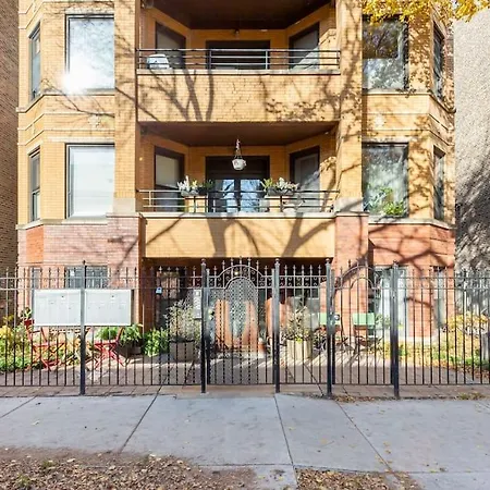 Sunny Character-filled In Trendy Ukrainian Village Apartment Chicago