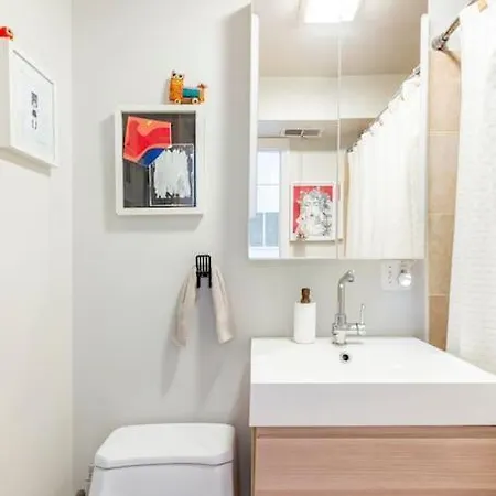Apartment Sunny Character-filled In Trendy Ukrainian Village