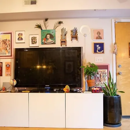 Sunny Character-filled In Trendy Ukrainian Village Chicago