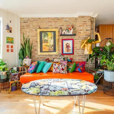 Apartment Sunny Character-filled In Trendy Ukrainian Village