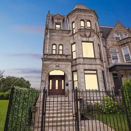 Apartment Near Downtown & Uchicago