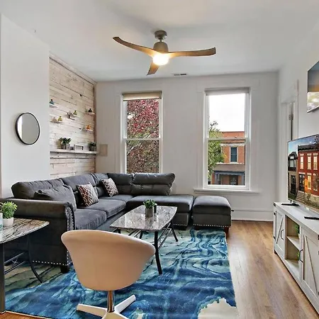 Urban Chic Logan Square Retreat With Free Parking Apartment