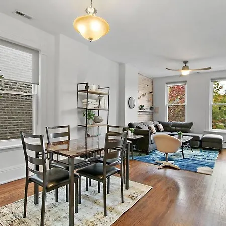 Urban Chic Logan Square Retreat With Free Parking Apartment