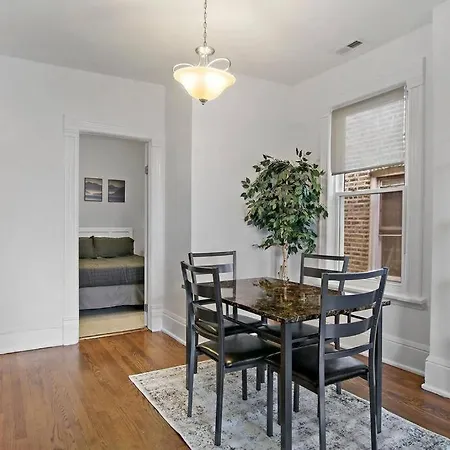Urban Chic Logan Square Retreat With Free Parking