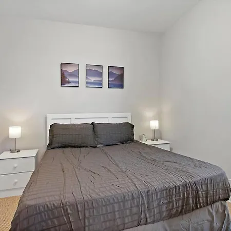 Urban Chic Logan Square Retreat With Free Parking Apartment